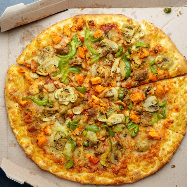 14" Alfredo Sauce Pizza.